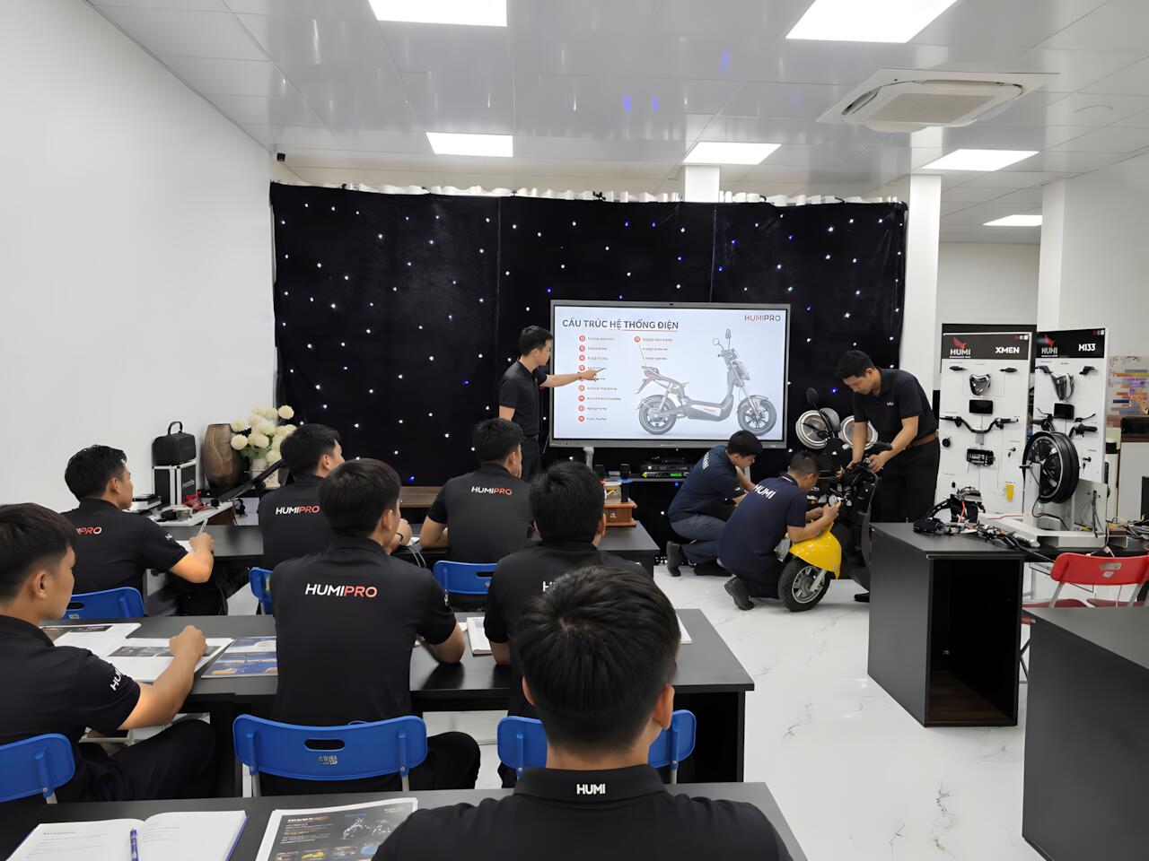 Học viên Humipro thực hành đọc sơ đồ mạch và thao tác kỹ thuật trong chương trình học nghề sửa xe điện