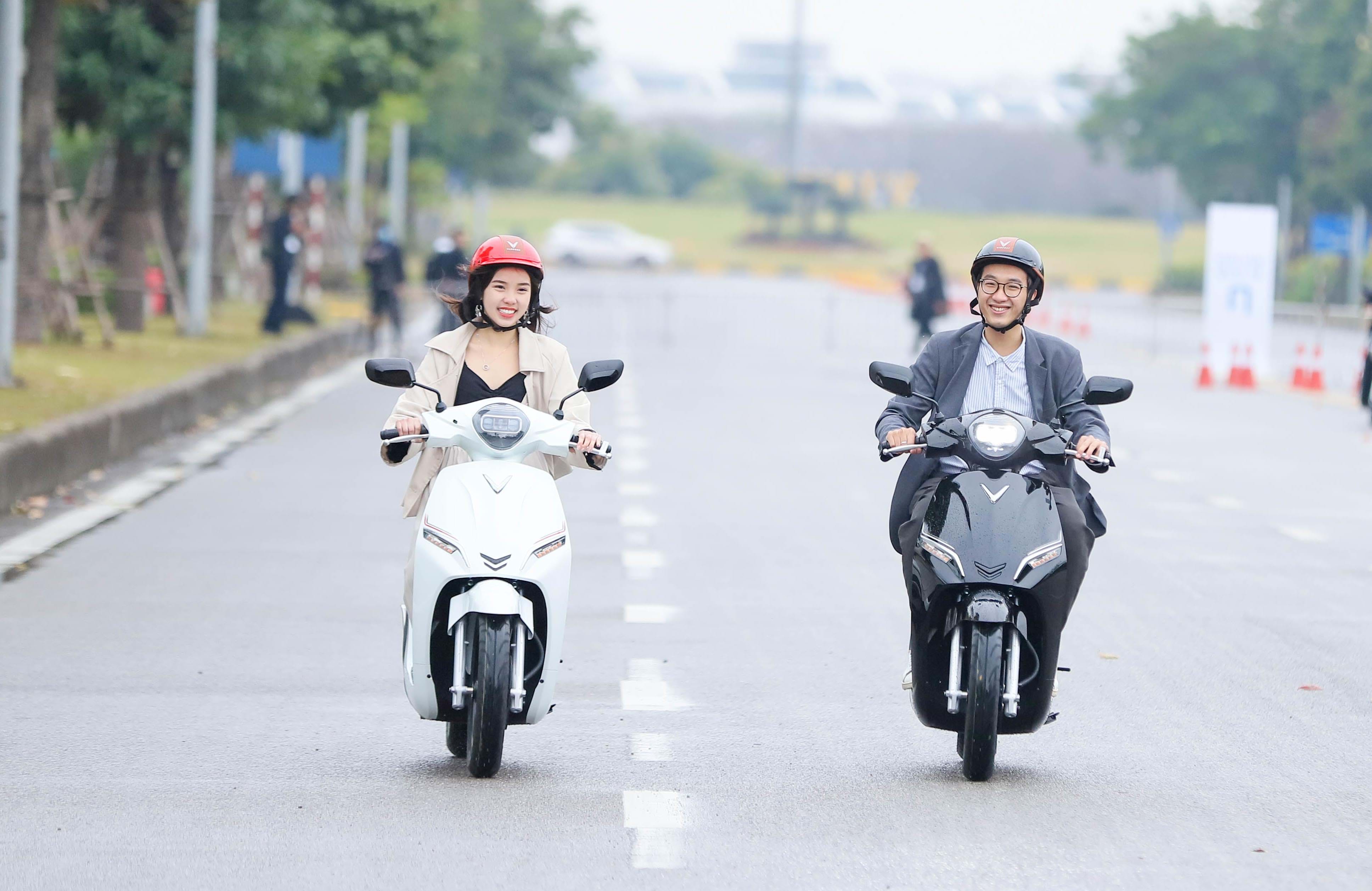 Xe đạp điện và xe máy điện lưu thông trên đường phố Việt Nam — nhu cầu học nghề sửa xe điện ngày càng tăng